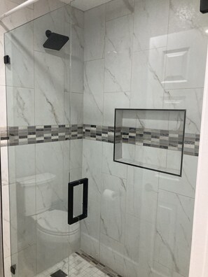 Shower, towels, soap, toilet paper - Recently remodeled condo, centrally located with ammenities (Bermuda Dunes)