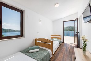 6 bedrooms, iron/ironing board, free Internet