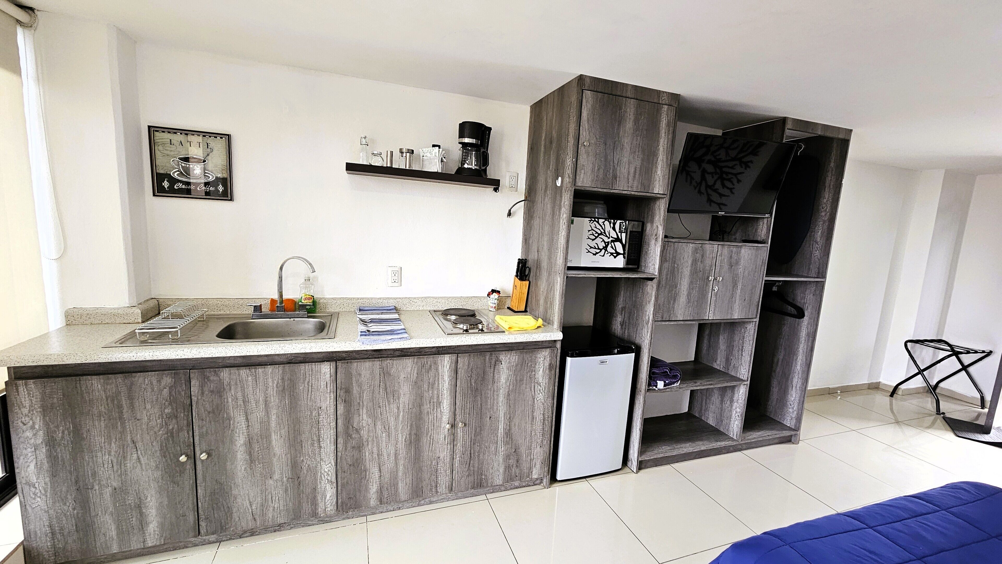 Køleskab, mikrobølgeovn, kogeplade, kaffe-/temaskine