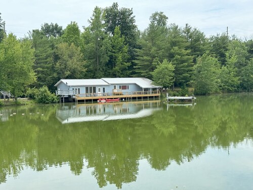 Pet Friendly Vacation Rental w/ hot tub on 6-Acre Lake near Hocking Hills