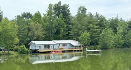 Pet Friendly Vacation Rental w/ hot tub on 6-Acre Lake near Hocking Hills