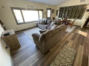 TV connectée, lecteur de DVD, livres, vidéothèque