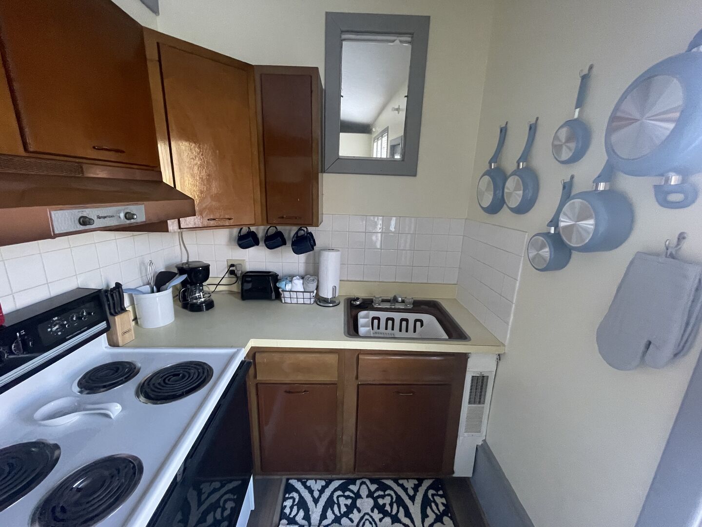 Coffee/tea maker, fridge, microwave, oven