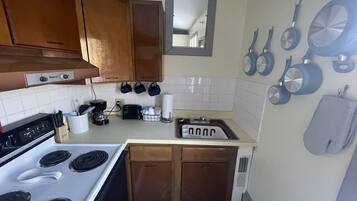 Coffee/tea maker, fridge, microwave, oven