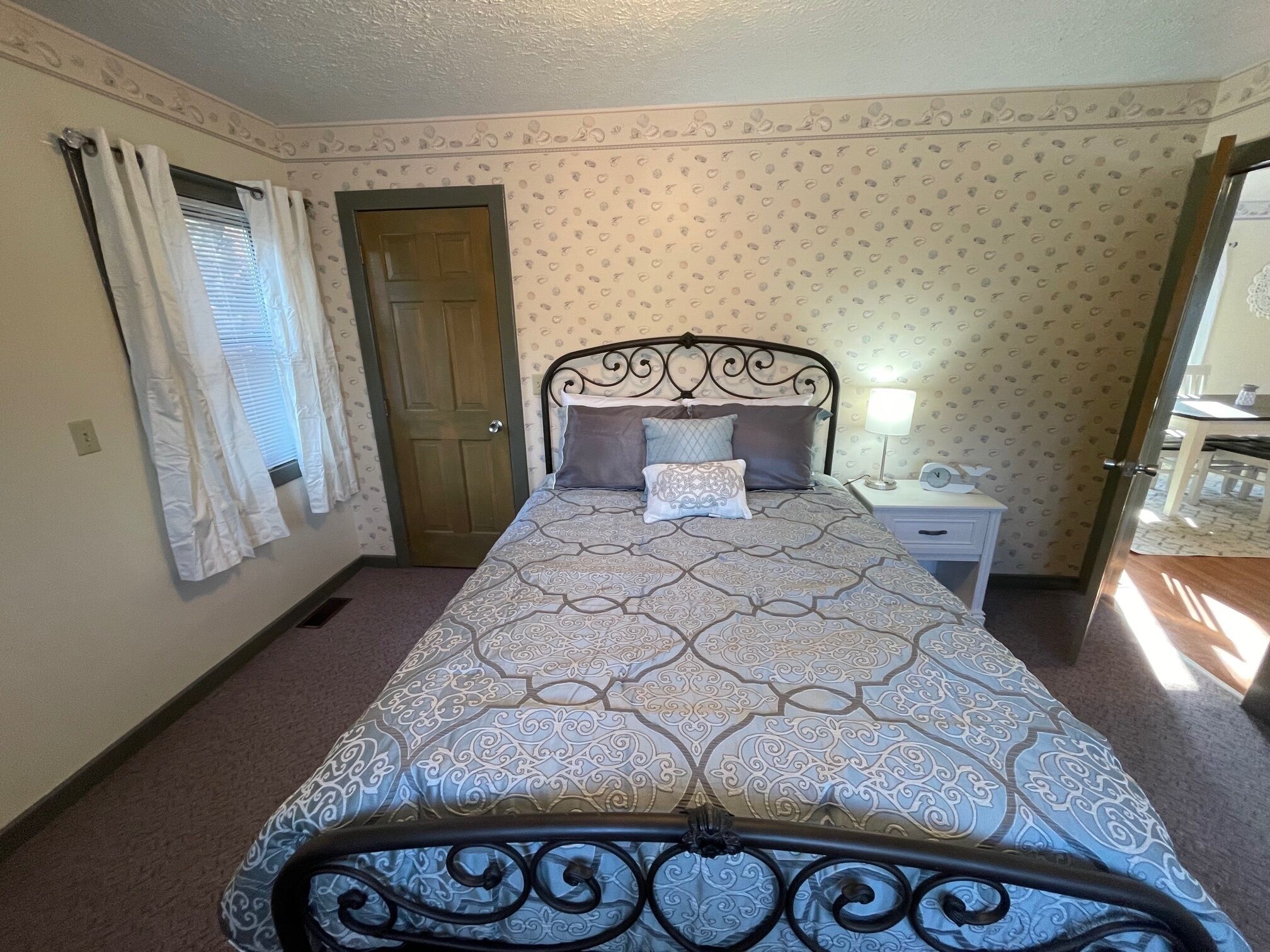 7 bedrooms, iron/ironing board, WiFi (free), bed sheets