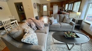 Smart-TV, DVD-Player, Bücher, Videothek