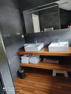 Douche, savon, papier toilette