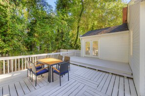 Outdoor dining - The Forest Lake Partridge House Near Fort Jackson (Columbia)