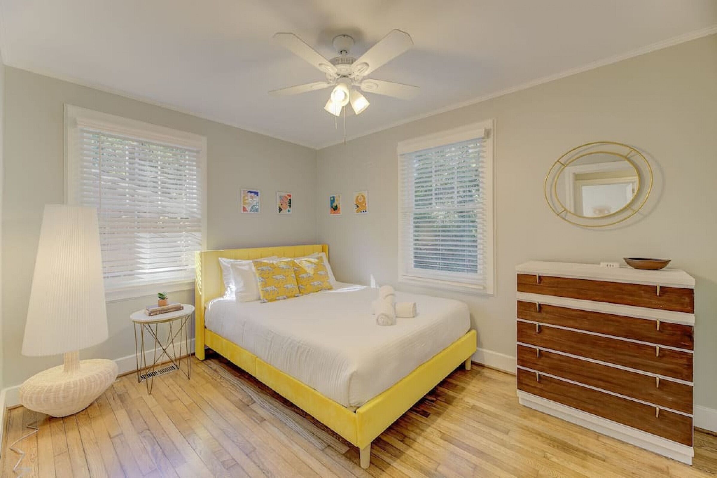 3 slaapkamers, een bureau, een strijkplank/strijkijzer, wifi