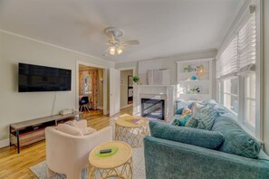 TV - The Forest Lake Partridge House Near Fort Jackson (Columbia)