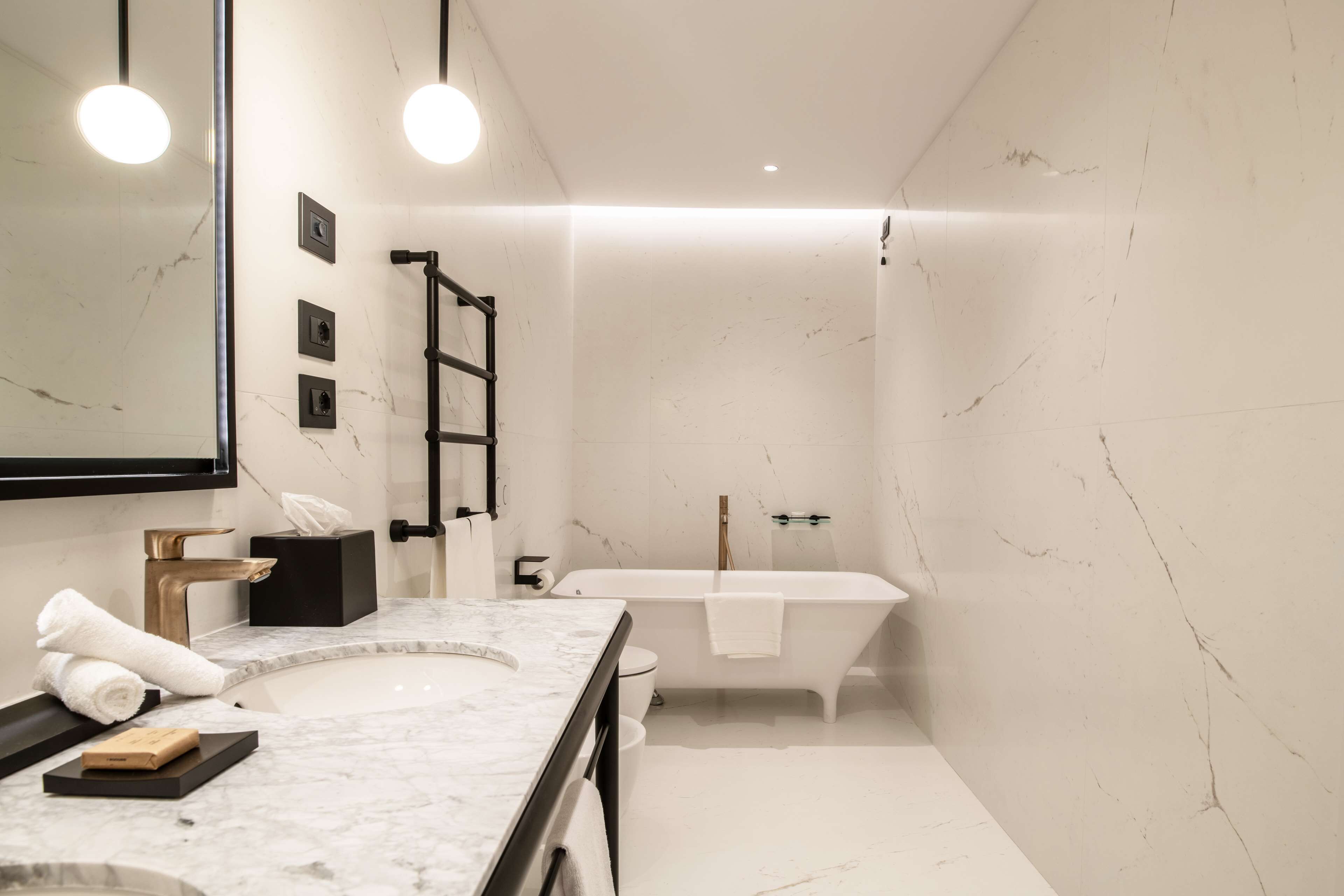 Apartamento, 1 quarto | Banheiro | Secador de cabelo, roupões de banho, chinelos, bidê