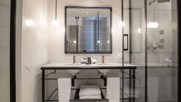 Secadora de cabello, batas, pantuflas, bidet