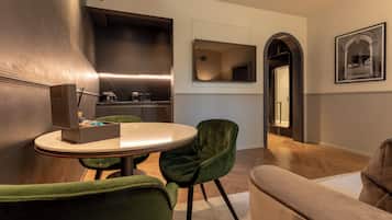 Apartamento, 1 quarto (Garden) | Área de estar | Smart TV 50 polegadas com canais digitais, TV