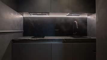 Frigobar, cafetera de espresso, cafetera y tetera y tetera eléctrica