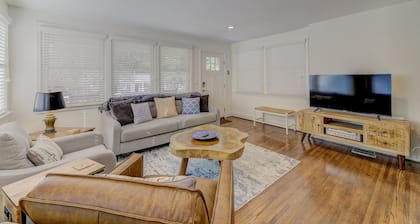 The Rose Door Retreat w/ Huge King Bedroom Suite