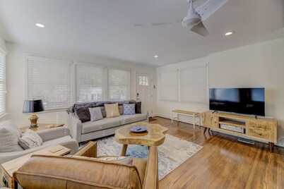 The Rose Door Retreat w/ Huge King Bedroom Suite