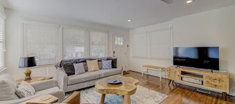 The Rose Door Retreat w/ Huge King Bedroom Suite