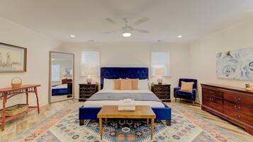 3 slaapkamers, een bureau, een strijkplank/strijkijzer, reisbedje