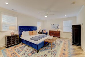 3 habitaciones, escritorio y tabla de planchar con plancha 