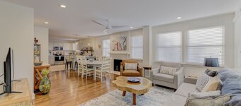 The Rose Door Retreat w/ Huge King Bedroom Suite