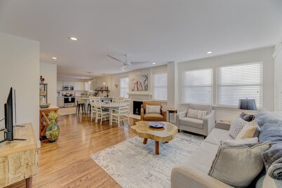 The Rose Door Retreat w/ Huge King Bedroom Suite