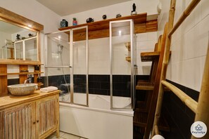 Bañera, secador de pelo, toallas y jabón