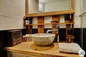 Badewanne, Haartrockner, Handtücher, Seife