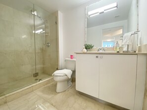 Badekar, boblebadekar, hårtørrer, bidet