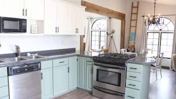 Frigorífico, microondas, horno y placa de cocina