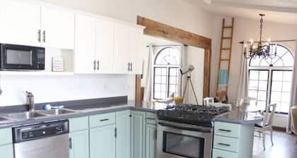 Red Fern Hotel - Eclectic Getaway 2 bedroom