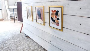 Una pared con tres cuadros enmarcados.