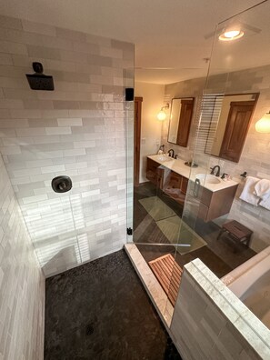 Combined shower/bathtub, hair dryer, towels