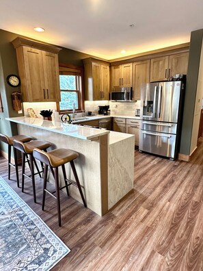 Fridge, microwave, oven, stovetop - Private Garage/Walk to the Gondola in 2 Minutes/Pool and Hot Tub/Fitness Room (Keystone)