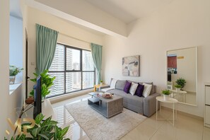 Apartment | Wohnbereich | 32-Zoll-Smart-TV mit Kabelempfang, Fernseher