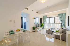 Apartment | Wohnbereich | 32-Zoll-Smart-TV mit Kabelempfang, Fernseher