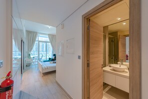 Estudio | Baño | Regadera, secadora de cabello, bidet, toallas 
