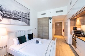 Studio | Blackout drapes, iron/ironing board, free WiFi, bed sheets - Marco Polo - Studio with Marina View + Huge Balcony in Marina (Dubai)