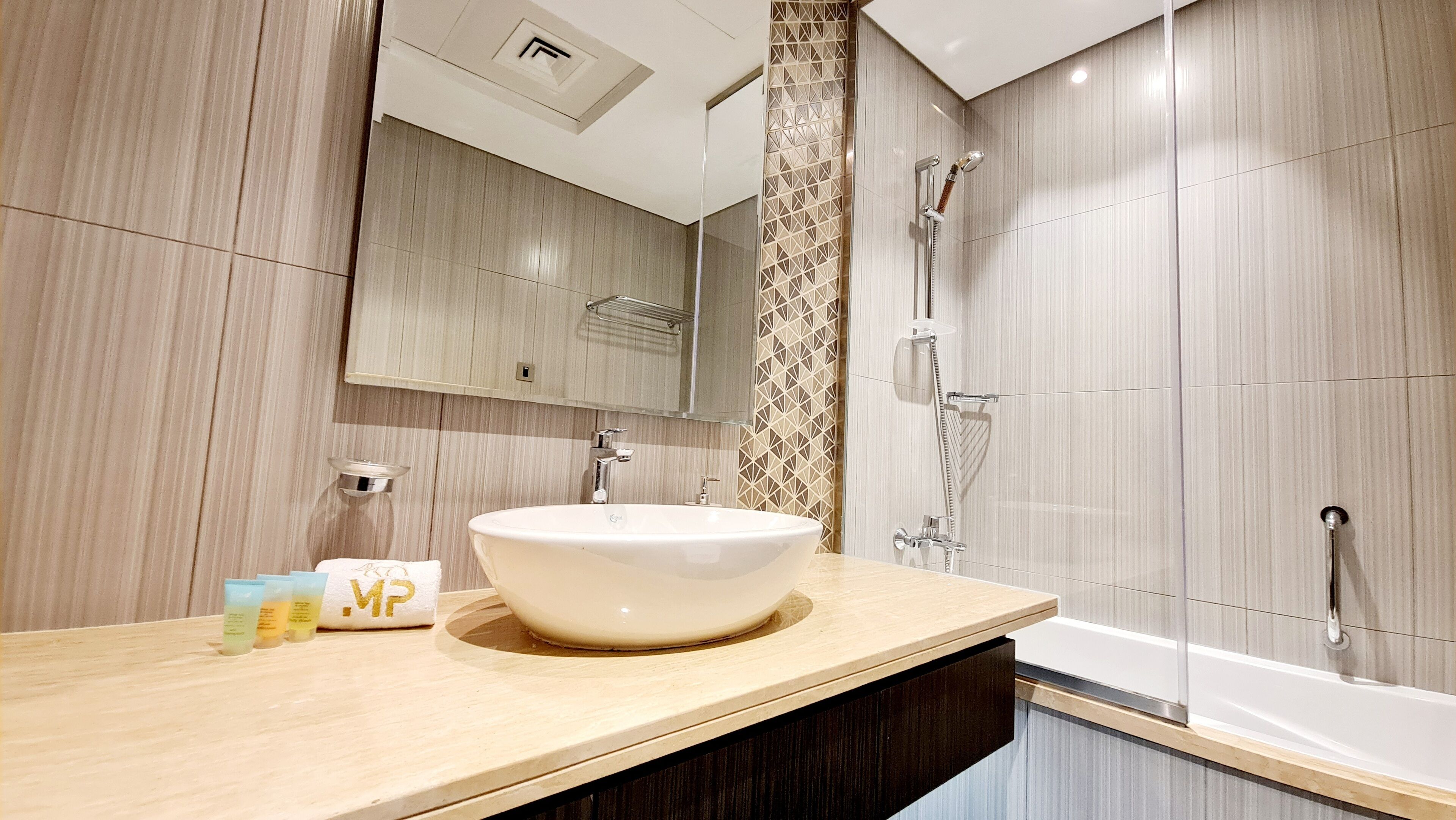 Marco Polo - Exquisite Apt amidst Golf Courses with Gym & Pool