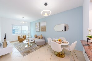 アパートメント | リビング エリア | 32 インチのスマートテレビ (ケーブル放送視聴可)、テレビ