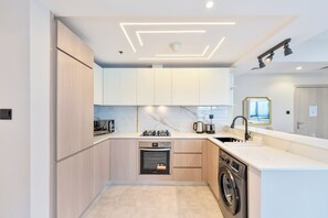 Deluxe Apartment, 1 Bedroom | Private kitchen | Fridge, microwave, oven, stovetop