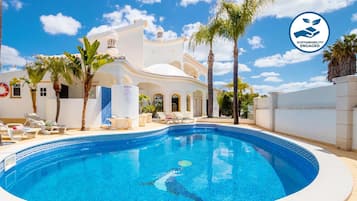 Beheizter Pool, LiegestĂŒhle