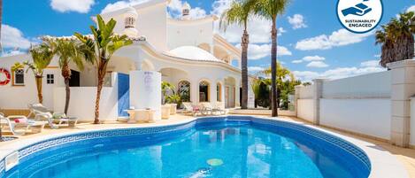 Uppvärmd pool och solstolar