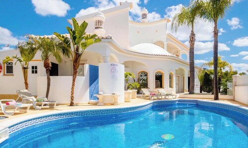 Villa w/ heatable pool & BBQ, Albufeira