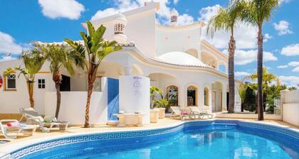 Villa w/ heatable pool & BBQ, Albufeira