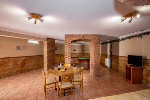 Villa w/ heatable pool & BBQ, Albufeira