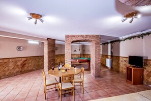 A room with a pool table, a dining table with chairs, and a television. - Villa w/ heatable pool & BBQ, Albufeira (Albufeira)