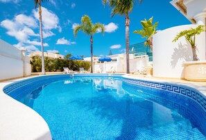 Una piscina climatizada, tumbonas