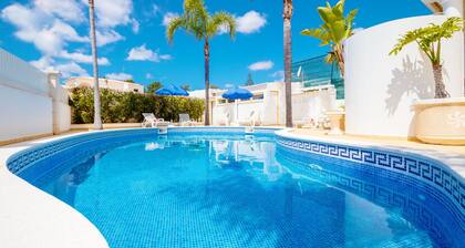 Villa w/ heatable pool & BBQ, Albufeira