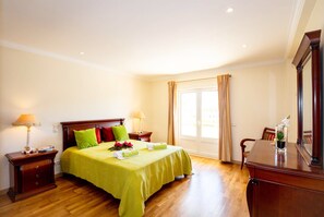 6 bedrooms, in-room safe, iron/ironing board, free WiFi - Villa w/ heatable pool & BBQ, Albufeira (Albufeira)