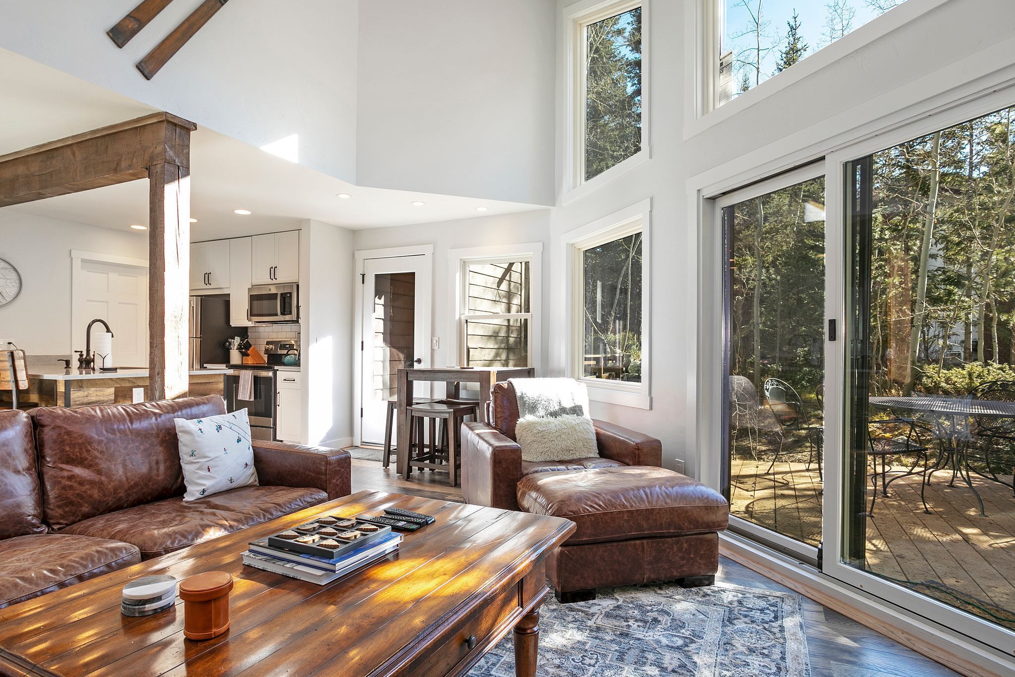 Newly Renovated Townhome, On Bus Route, BBQ, Minutes to the Lifts!